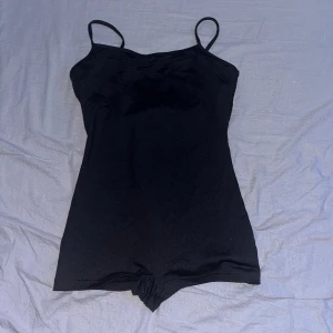 Playsuit - Jätte fin playsuit i tränings material. Står storlek L på men är som en S/M. 