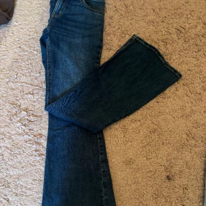 bootcut jeans - JÄTEE SNYGGA jeans de är Low-waist🫶🏽 kommer tvärr sälja för de blev små på mig🫶🏽 inga hål på byxorna eller liknande för mer bilder osv skriv priv💕💕