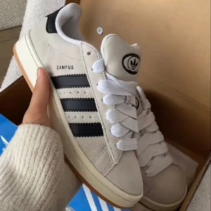 Adidas campus 00s  - Helt nya beiga adidas campus i storlek 38. Har kvitto. Skriv privat för frågor eller bilder. 