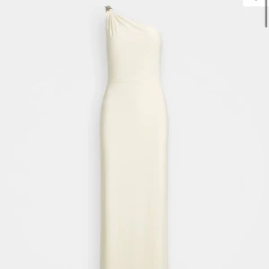 Balklänning  - En krämvit balklänning. I skick, det är någon ” tråd” på den men knappast synligt . Skicka meddelande för bild. Köpt för 3095 kr . Kan tänka mig sälja för 1000. Den är uppsydd !