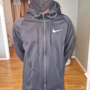 Nike hoodie till Salu. Denna nike hoodie är helt oanvänd och är i bösta kvalitén möjligt. Skriv om intresserad.