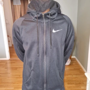 Nike hoodie - Nike hoodie till Salu. Denna nike hoodie är helt oanvänd och är i bösta kvalitén möjligt. Skriv om intresserad.