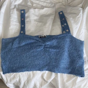 Ljusblå sommar topp - Super gullig liten sommar topp. Den är ljusblå. Skriv om ni har flera frågor eller vill ha flera bilder. Priset går att diskuteras💗