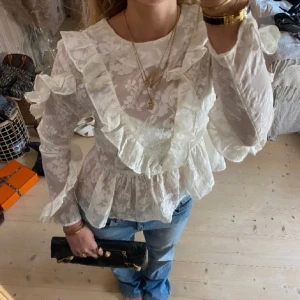 Blus med volanger  - Säljer denna blus som ja köpte från plick men som var för liten. Den är i nyskick och finns inga tecken på användning! De 2 första bilderna är från hon jag köpte från!  Köpt för 349kr, endast testad.