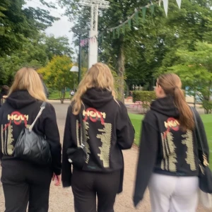 Hov1 hoodie - Kom aldrig till användning  Inga skador  Bra skick  Från 2023