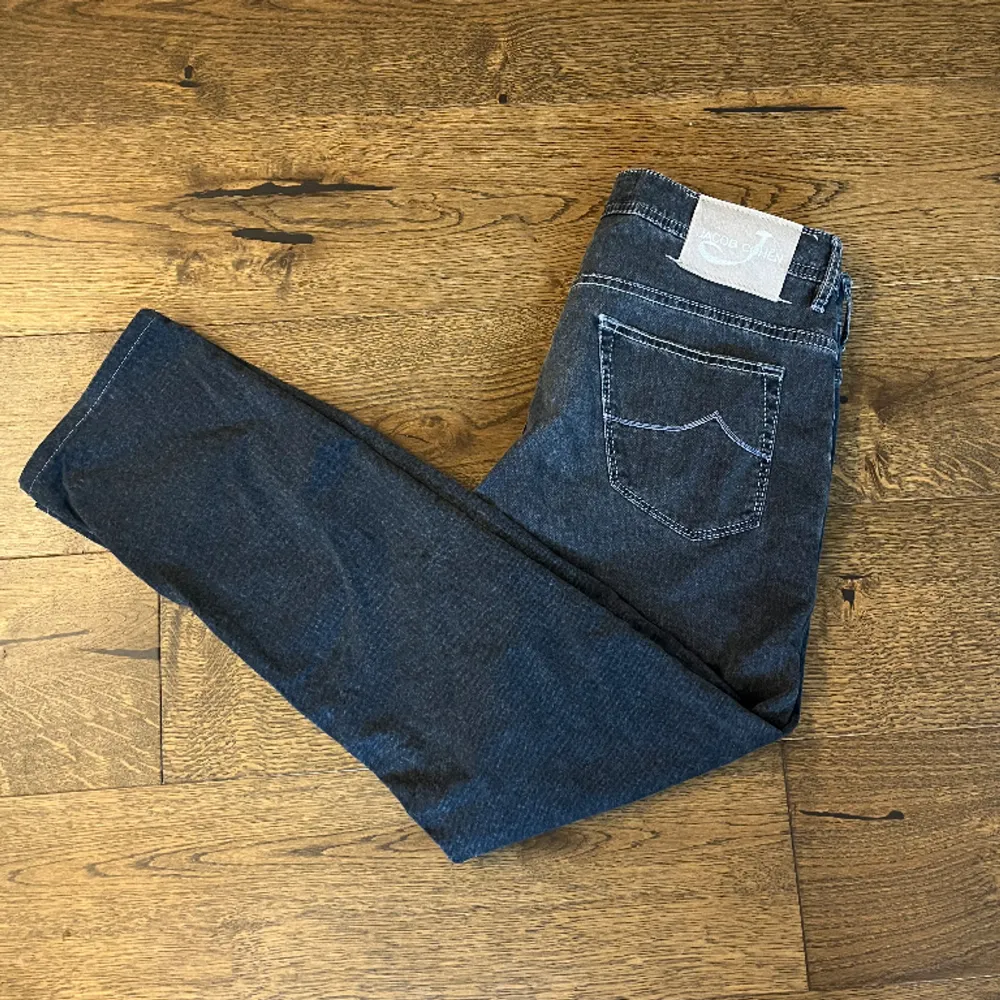 Säljer dessa mörkgråa slim jeans från Jacob Cohën i storlek 34 men passar mer som 32-33. Jeansen är i bra skick nästan som nya. Skriv om du har några frågor. Priset kan diskuteras vid snabb affär.. Jeans & Byxor.