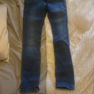 Nu säljer jag dessa jeans som är skinnijeans och högmidjade. Dem är i väldigt fint skick!💞
