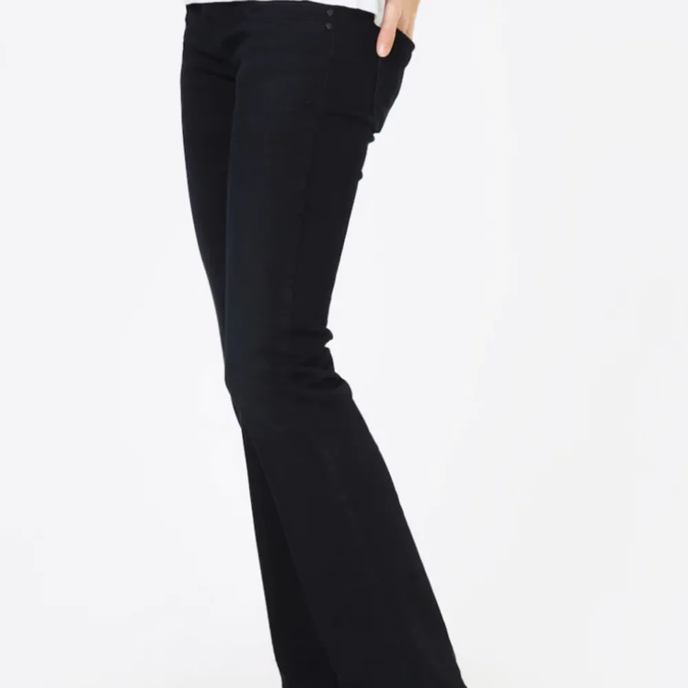 Säljer mina svarta ltb jeans för att jag råkade ta fel storlek så de passade inte så bra på mig❤️ . Jeans & Byxor.