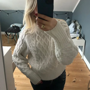 Vit stickad tröja  - Vit stickad tröja från H&M!🤍 supermysig och varm🥰 använd ett fåtal gånger❤️