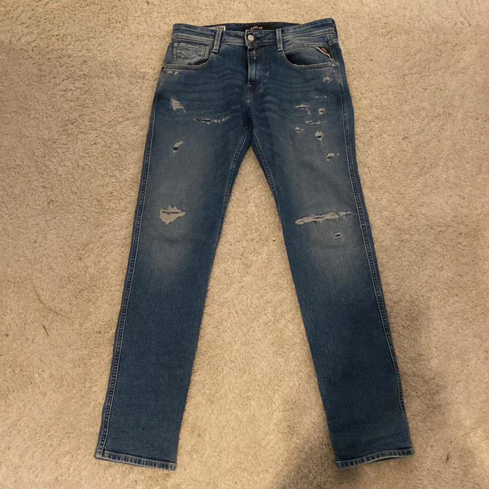 Hej säljer nu mina helt nya anbass replay jeans med slitningar, endast testade säljer då de var för stora för mig. [Skick: 10/10] [Nypris:1800:-] [Mitt pris: 900]   Hör av er vid frågor och funderingar, priset är inte hugget i sten. . Jeans & Byxor.
