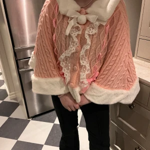KAWAII PONCHO JACKA - Så fin ponch från Romwe💗🎀 Använd 2 gånger i korta stunder men har kommit fram till att den sitter lite stort på mig tyvärr:( 