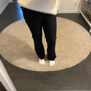 Kostymbyxor  - Snygga kostymbyxor från Gina Tricot. Använda sparsamt, inga tecken på användning, väldigt fint skick. Skriv privat för fler bilder 💕(frakt tillkommer)