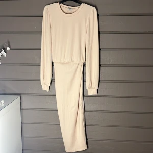 Super fin klänning  - Använd några gånger, jätte skön och bra material  Storlek: XS Pris:200kr