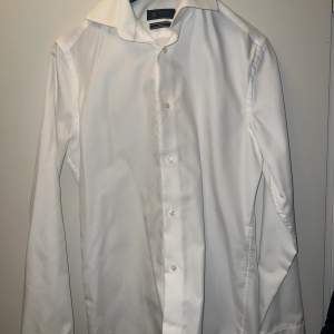 En jättefin vit skjorta köpt på Brothers. Använd 1-2 gånger. Slim fit.