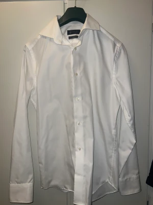 Skjorta - En jättefin vit skjorta köpt på Brothers. Använd 1-2 gånger. Slim fit.