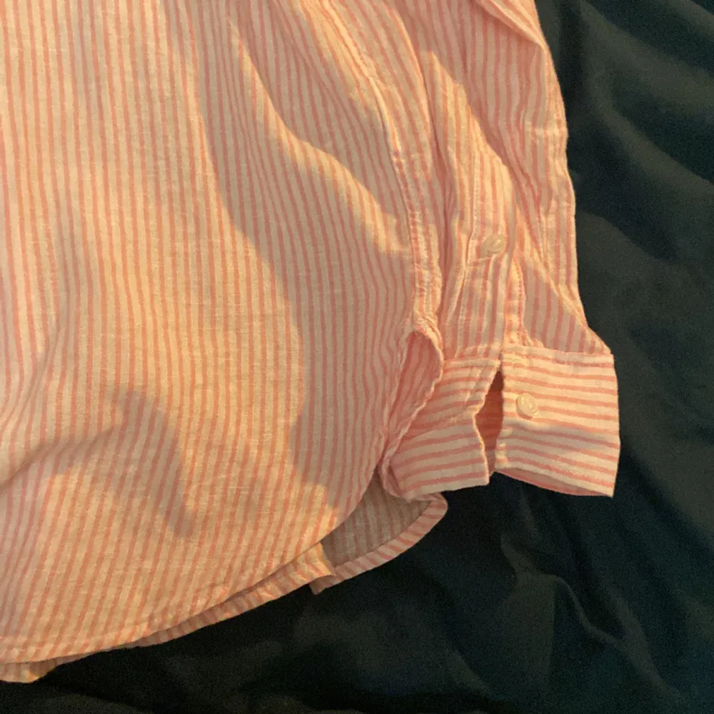 En rosa vit randig linneskjorta från H&M i storlek Xs men är lite större i storleken så passar även S. Super fin kvalite och är som ny. Köparen står för frakt.. Skjortor.