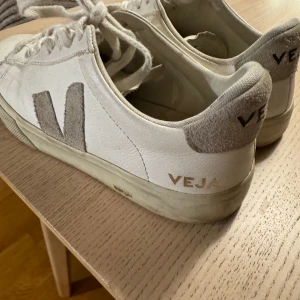 Veja dam skor - Dem är i bra skick och har använts ca 7 gånger❤️