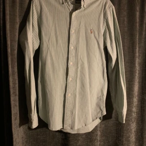 Ralph Lauren skjorta  - Säljer min Ralph Lauren skjorta i mycket bra skick storlek S. Perfekt för skola jobb och formella stunder.