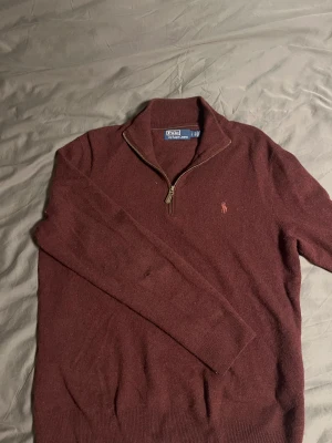 Raulph lauren quarter zip  - Ord pris :- 2300. Strl L. Litet hål vid nedre arm på bakre sida, annars är kvaliten super bra. Passar till typ så allting. 