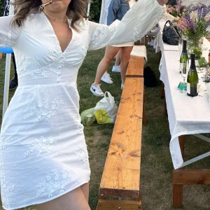 Vit klänning - Säljer min studentklänning, så så fin. Fint skick endast använd 1 gång. Nypris 999kr mitt pris 450kr + 🚚