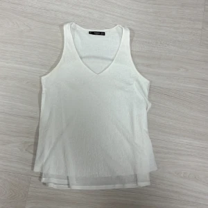 Mango linne - Säljer denna supersöta toppen från mango. Storlek xs men sitter mer som en s eller liten m