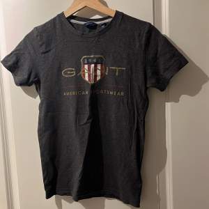 Grå t-shirt från GANT i storlek 146/152. 