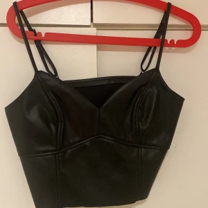 Fake läder topp  - En as snygg lädertopp köpt på new yorker i storlek L. Taggen har tyvärr gått av men annars är det i perfekt skick🫶. 