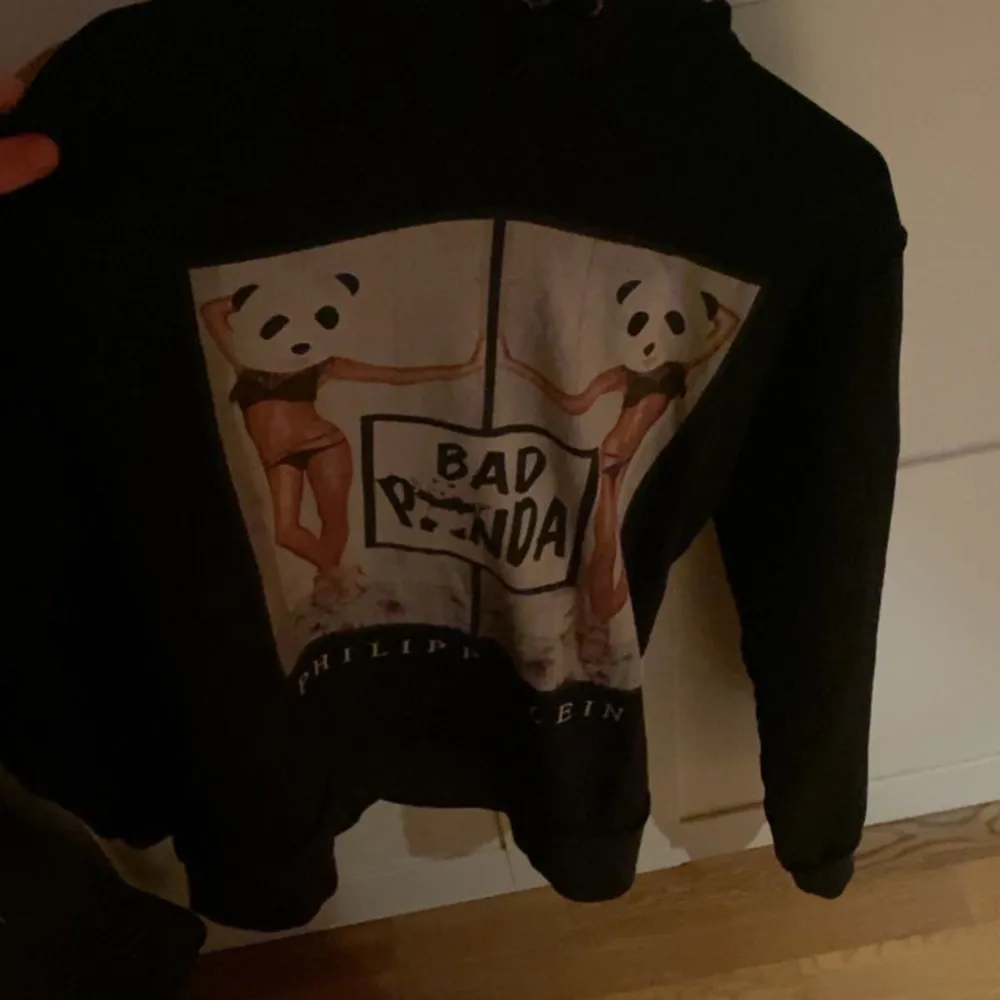 Tjena! Säljer min limited edition Philip plein hoodie då den ej användas! Jag har använt den cirka 3-4ggr! Köpte den för 8tusen och säljer den för 3500kr, priset kan diskuteras och sänkas vid snabb affär! Den är i ny skick! Den är väldigt även tunn! . Hupparit & Collegepaidat.