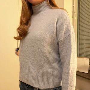 Blå stickad polotröja - Blå stickad polotröja i icke stickigt material från & other stories. 