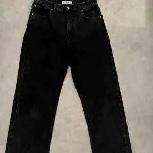 Svarta jeans köpt från Carlings i bra skick. Storleken är M är straightleg i passform men är lite baggy skulle jag säga. Är 162 cm och de är lite långa för mig. Frakt ingår ej.