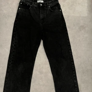 Jeans från Carlings - Svarta jeans köpt från Carlings i bra skick. Storleken är M är straightleg i passform men är lite baggy skulle jag säga. Är 162 cm och de är lite långa för mig. Frakt ingår ej.