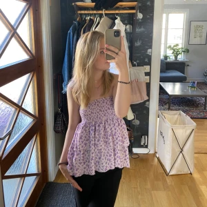 Gina-kjol! - Tänkte passa på att sälja denna kjol från Gina, nu när sommaren närmar sig. Man kan ha den som en kjol eller topp, båda valen e snygga tycker jag!! Kontakta mig vid fler frågor🩷 gratis överraskning vid varje köp! 