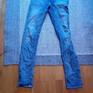 Nudie jeans 28/32 - Nudie jeans, blå 28/32. Begagnade, men i bra skick. 