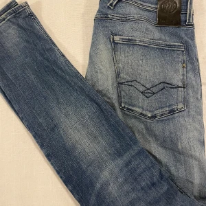 Replay anbass jeans - Säljer min sjukt snygga replay jeans, skriv vid funderingar!