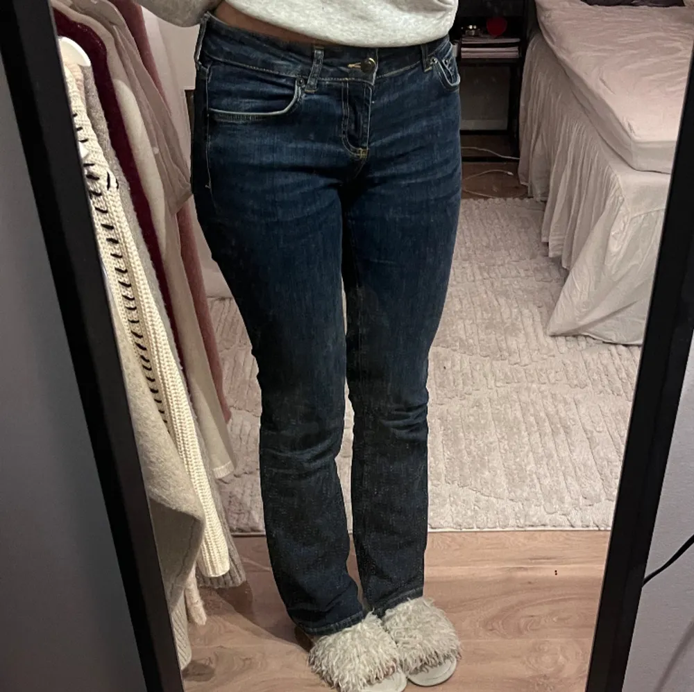 Supersnygga märkblå lågmidjade bootcut jeans från Zara! Dom är i jättefint skick och knappt använda,och sitter bra på mig som är 170! Storlek 38/M men passar S också då dom är stretchiga!. Jeans & Byxor.