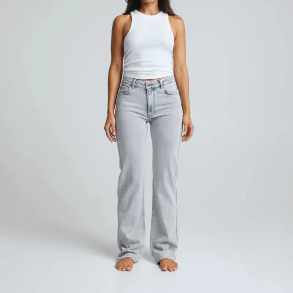 Säljer dessa jeans från bikbok i modellen ”mid wide 950” i färgen grå. Har använts och tvättats några få gånger, köpte nya för 699 kr💞. Jeans & Byxor.