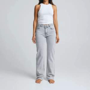 Säljer dessa jeans från bikbok i modellen ”mid wide 950” i färgen grå. Har använts och tvättats några få gånger, köpte nya för 699 kr💞