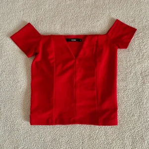 BikBok röd offshoulder topp - Aldrig använd. Utan anmärkningar.