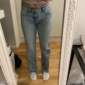 Midrise straight jeans från Zara. Använda några gånger. Storlek 36 men passar mig som har 38.