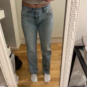 Mid Rise straight jeans - Midrise straight jeans från Zara. Använda några gånger. Storlek 36 men passar mig som har 38.