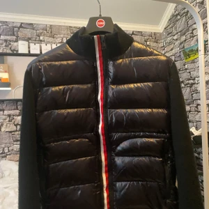 Moncler cardigan - Använ fåtal gånger, skick 9/10, stl L, höst och vår jacka, lappen som sitter i är trasig men går att sy dit lätt skriv i dm om du vill köpa💪