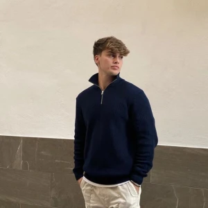 Marinblå half zip - Supersnygg marinblå half zip ifrån Zara