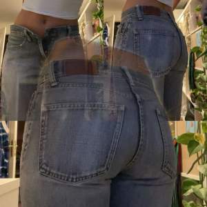 Gråa Lågmidjade jeans köpt på secondhand utomlands! Raka i modellen, sitter löst nertill (fråga om bild)🩷 kom gärna privat för måtten och använd gärna köp nu funktionen! Pris går att diskutera 🫶🏼
