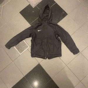 Nike tunn jacka - Jacka som inte passar. Perfekt för våren. Man kan ta av luvan på den. 🤙🤙