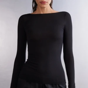 Intimissimi  - Säljer denna fina svarta tröja från intimissimi, då den inte kommer till användning💗 är som ny då jag knappt använt den 