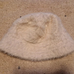 Fluffig bucket hat - Fint skick Baby rosa