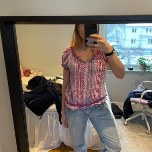 Blus  - Super fin mönstrad topp, passar perfekt till våren och sommaren. Köpt på Sellpy men har prislappen kvar