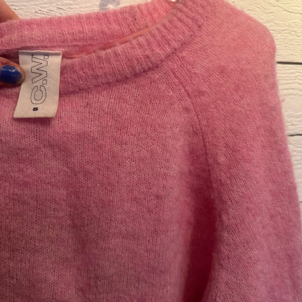 En jättefin rosa stickad tröja från Carin Wester. Använd och ser ut som på bilden lite luddiga noppror. Nypris 599:-. Stickat.
