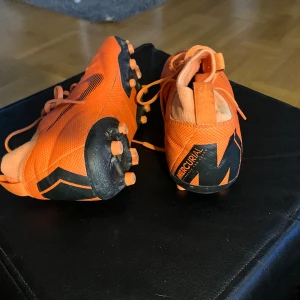 Nike fotbollskor - Gamla mercurial, storlek 37,5. Dom är skitiga men annars är dom fräsha. Inga skador alls vad jag kan se och dobbarna är är knappt slitna. Är väll använda kanske en halv sesong för 5 år sen.