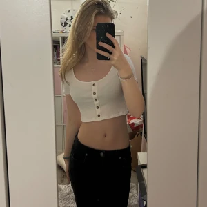 Kroppar t-shirt - En super söt vit topp med knappar, perfekt för sommaren! Säljer då den blivit liten för mig 